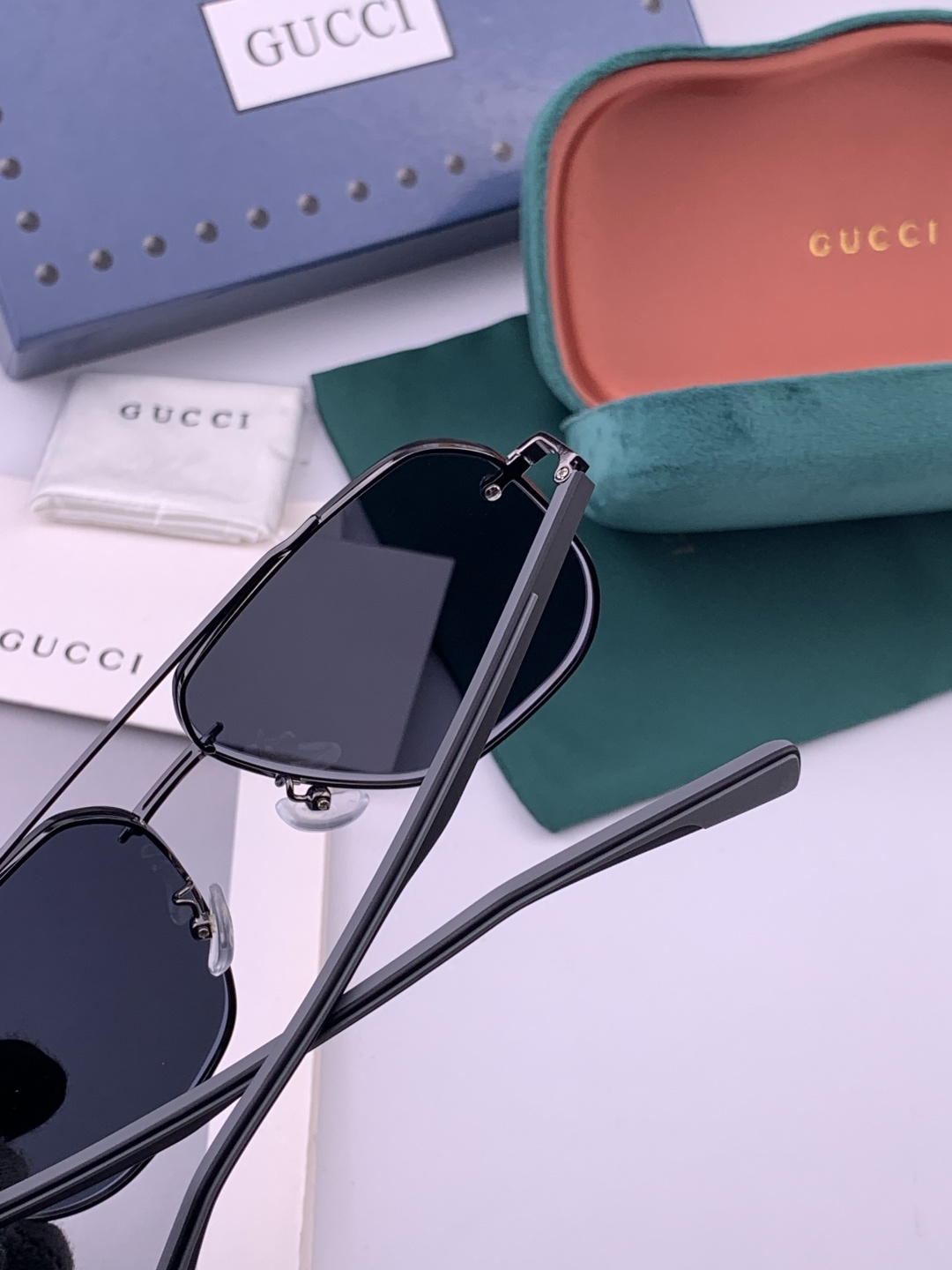 GUCCI 男款炫彩飞行员偏光太阳镜 ❤️材质：高清尼龙加厚卡槽高清偏光镜片 🌹无边框镜架💕颜 型号：G