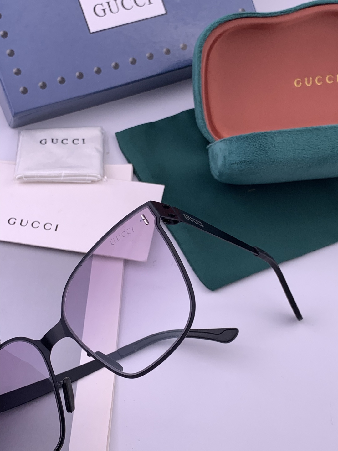 ♦️ GUCCI 新款男女情侣款太阳镜多边形墨镜iP电镀永不褪色 超轻超有弹性整幅眼镜无螺丝重要的是压不
