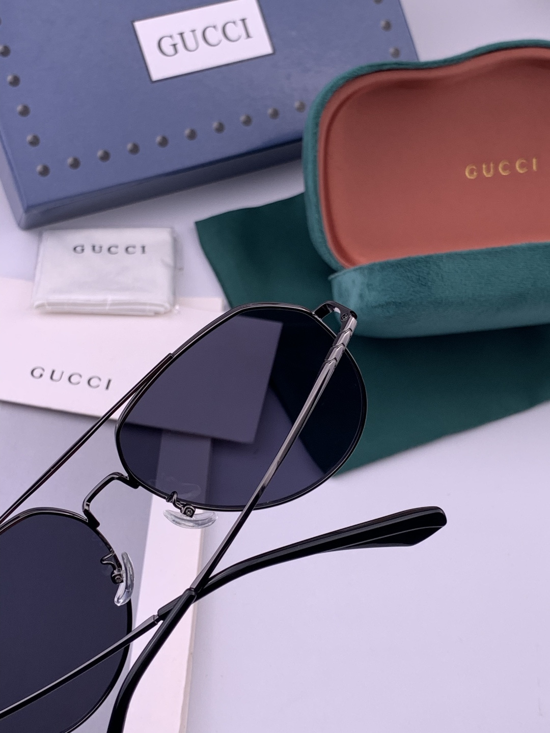 GUCCI 男款炫彩飞行员偏光太阳镜 ❤️材质：高清尼龙加厚卡槽高清偏光镜片 🌹无边框镜架💕颜👍型号：G