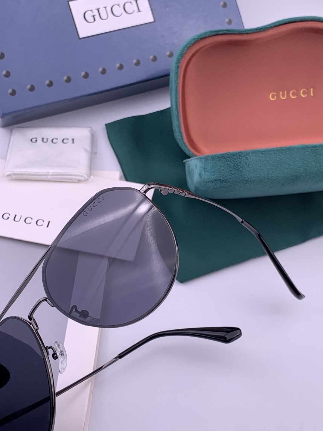 GUCCI 男款炫彩飞行员偏光太阳镜 ❤️材质：高清尼龙加厚卡槽高清偏光镜片 🌹无边框镜架💕颜👍型号：G