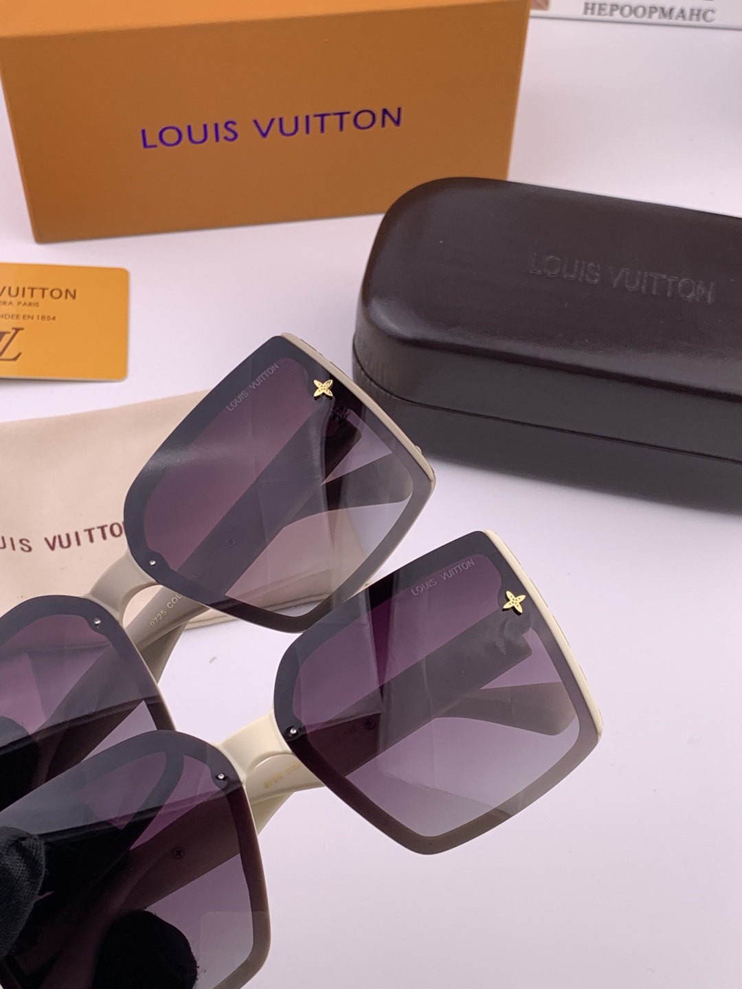 LV 太阳镜潮品官网模特同款 [玫瑰][玫瑰]四叶草🍀精致个性设计简约时尚 高品质值得拥有绝对潮爆整个夏