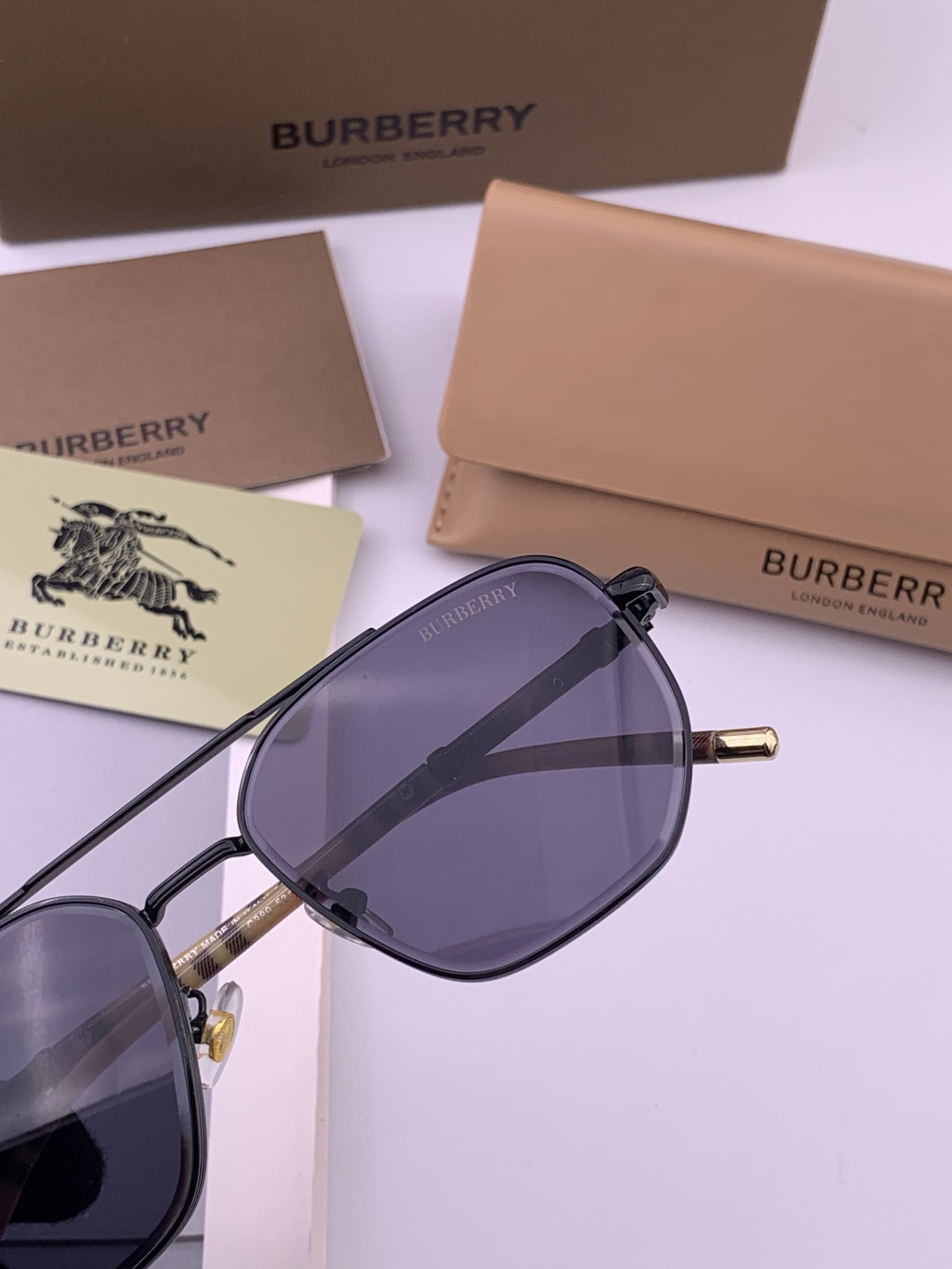 BURBERRY 巴宝莉 男士太阳眼镜 🕶🕶正版蛤蟆 太阳镜💋💋👣👣 高品质 不挑脸 火的狠 🍁🍁💯💯🐝