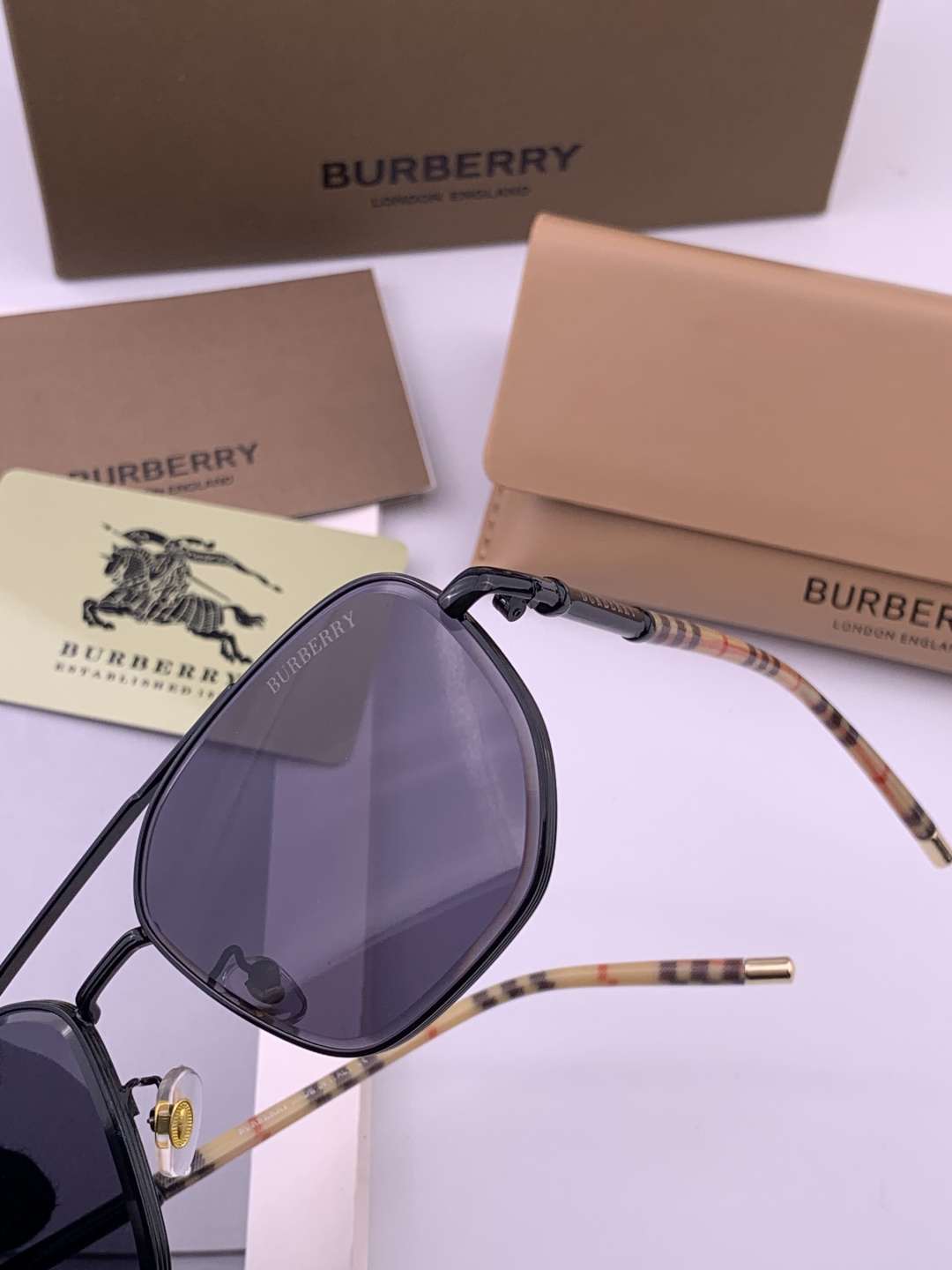BURBERRY 巴宝莉 男士太阳眼镜 🕶🕶正版蛤蟆 太阳镜💋💋👣👣 高品质 不挑脸 火的狠 🍁🍁💯💯🐝