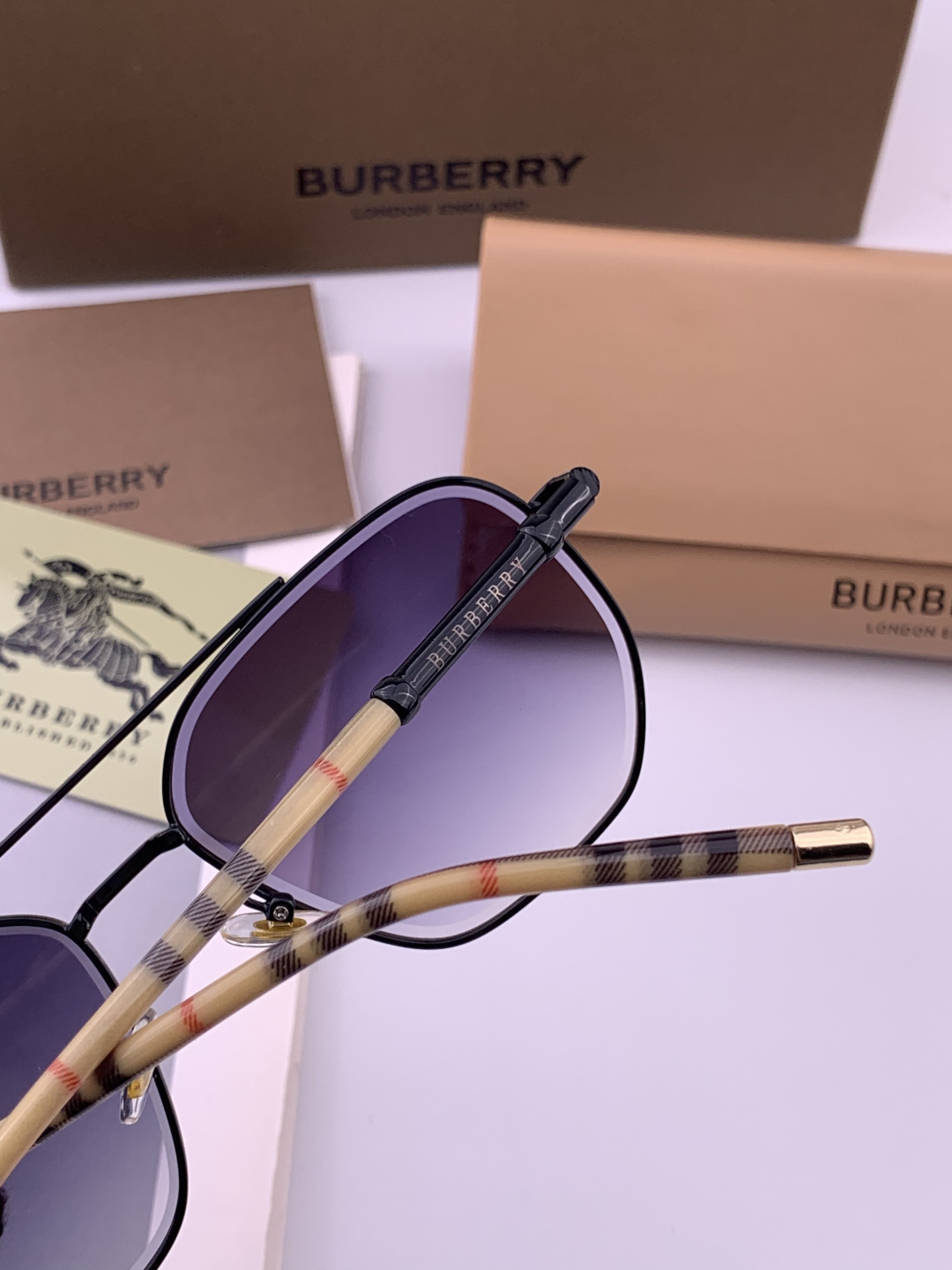 BURBERRY 巴宝莉 男士太阳眼镜 🕶🕶正版蛤蟆 太阳镜💋💋👣👣 高品质 不挑脸 火的狠 🍁🍁💯💯🐝