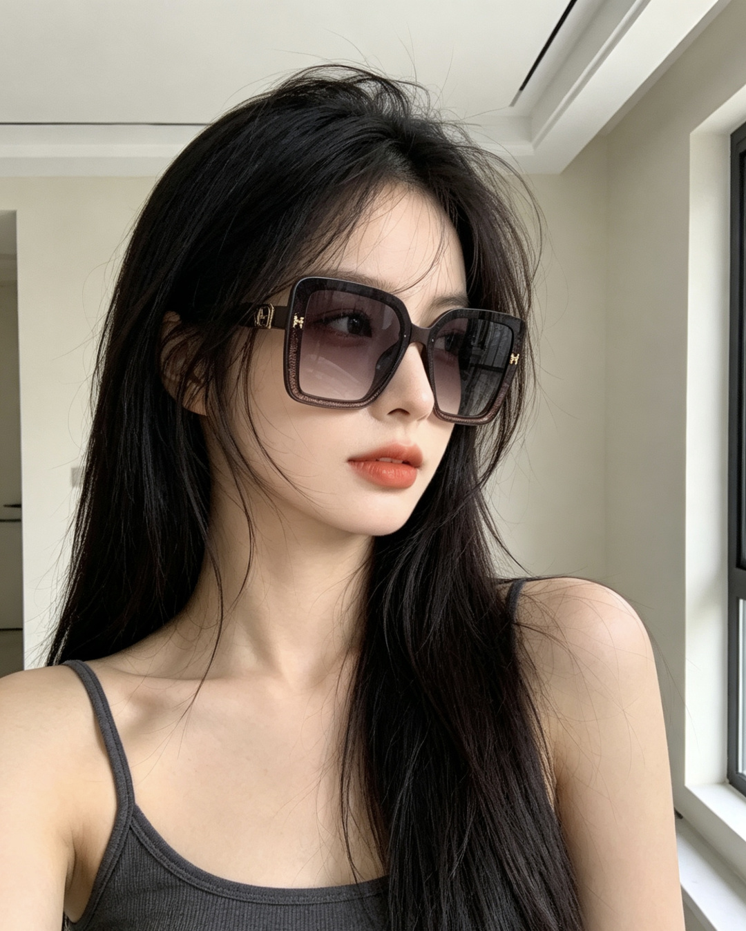 爱马仕 经典的方框设计，不挑脸型，无论搭配大衣还是连衣裙都非常显气质镜片预防紫外线 型号：H1303