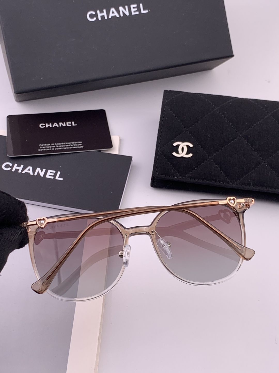 新品CHANEL 香奈儿太阳镜以独特魅力和前卫风格诠释春夏最新眼镜，以方框设计两边经典小香珍珠做点缀，中