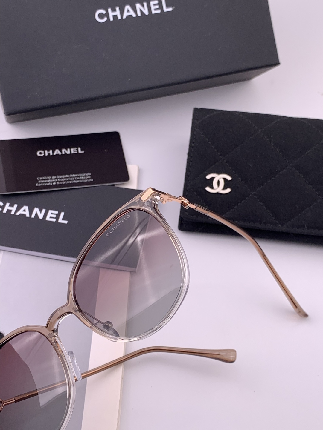 新品CHANEL 香奈儿太阳镜以独特魅力和前卫风格诠释春夏最新眼镜，以方框设计两边经典小香珍珠做点缀，中
