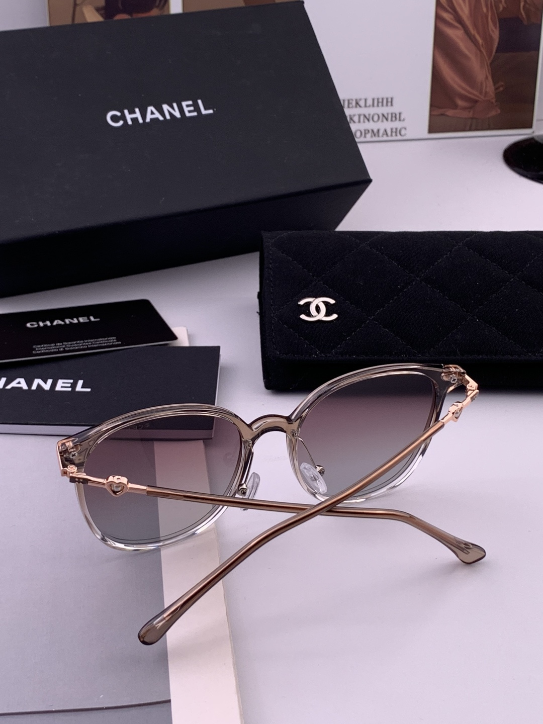 新品CHANEL 香奈儿太阳镜以独特魅力和前卫风格诠释春夏最新眼镜，以方框设计两边经典小香珍珠做点缀，中