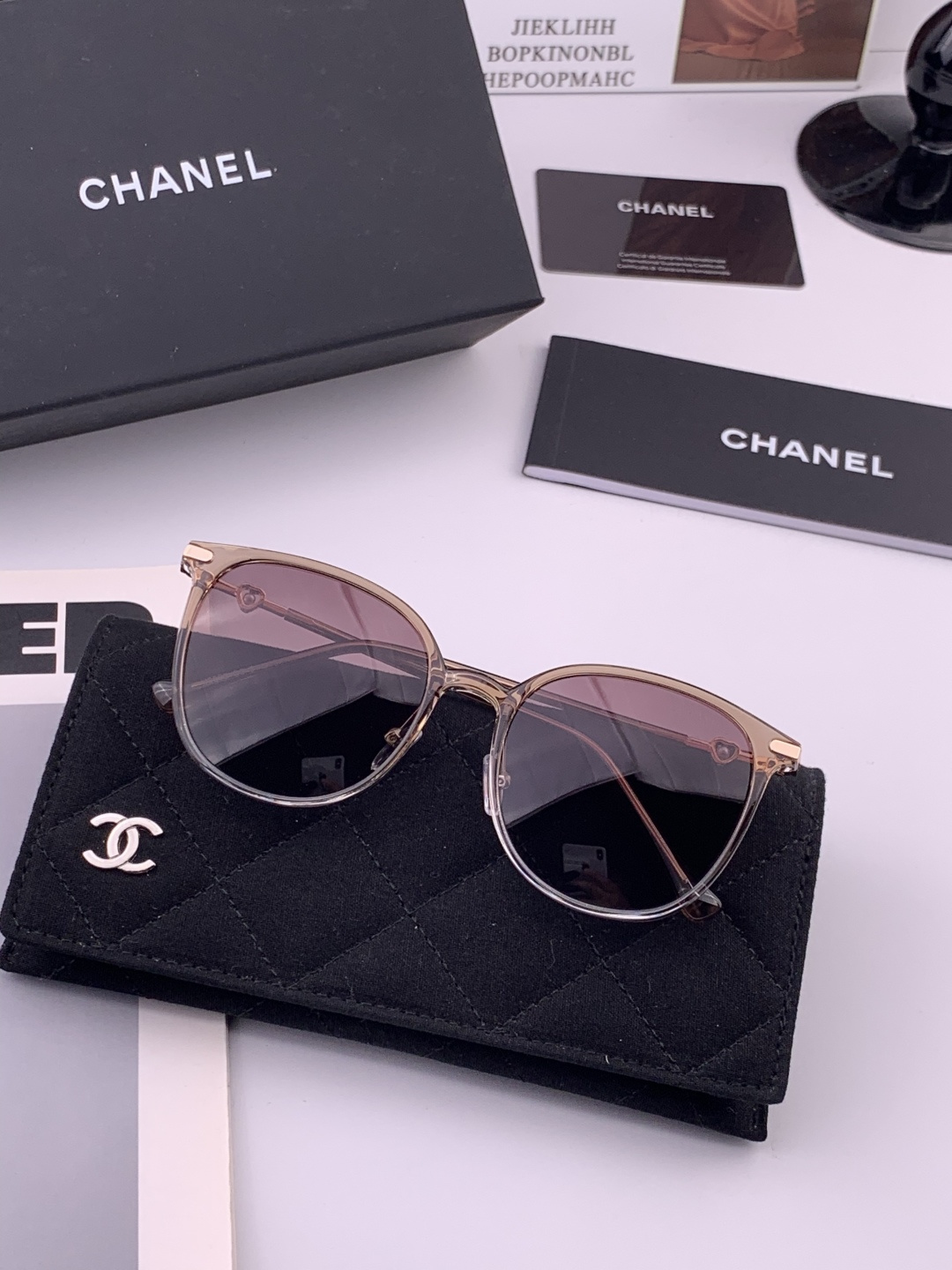 新品CHANEL 香奈儿太阳镜以独特魅力和前卫风格诠释春夏最新眼镜，以方框设计两边经典小香珍珠做点缀，中