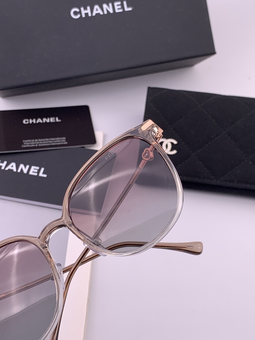新品CHANEL 香奈儿太阳镜以独特魅力和前卫风格诠释春夏最新眼镜，以方框设计两边经典小香珍珠做点缀，中