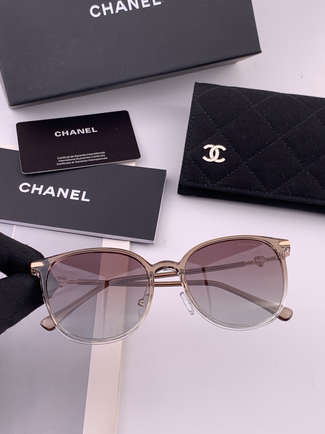 新品CHANEL 香奈儿太阳镜以独特魅力和前卫风格诠释春夏最新眼镜，以方框设计两边经典小香珍珠做点缀，中