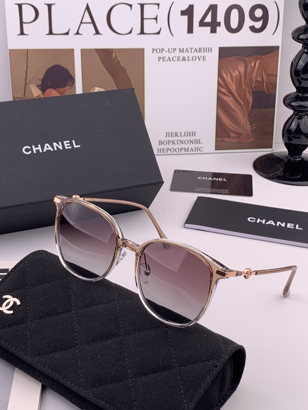 新品CHANEL 香奈儿太阳镜以独特魅力和前卫风格诠释春夏最新眼镜，以方框设计两边经典小香珍珠做点缀，中