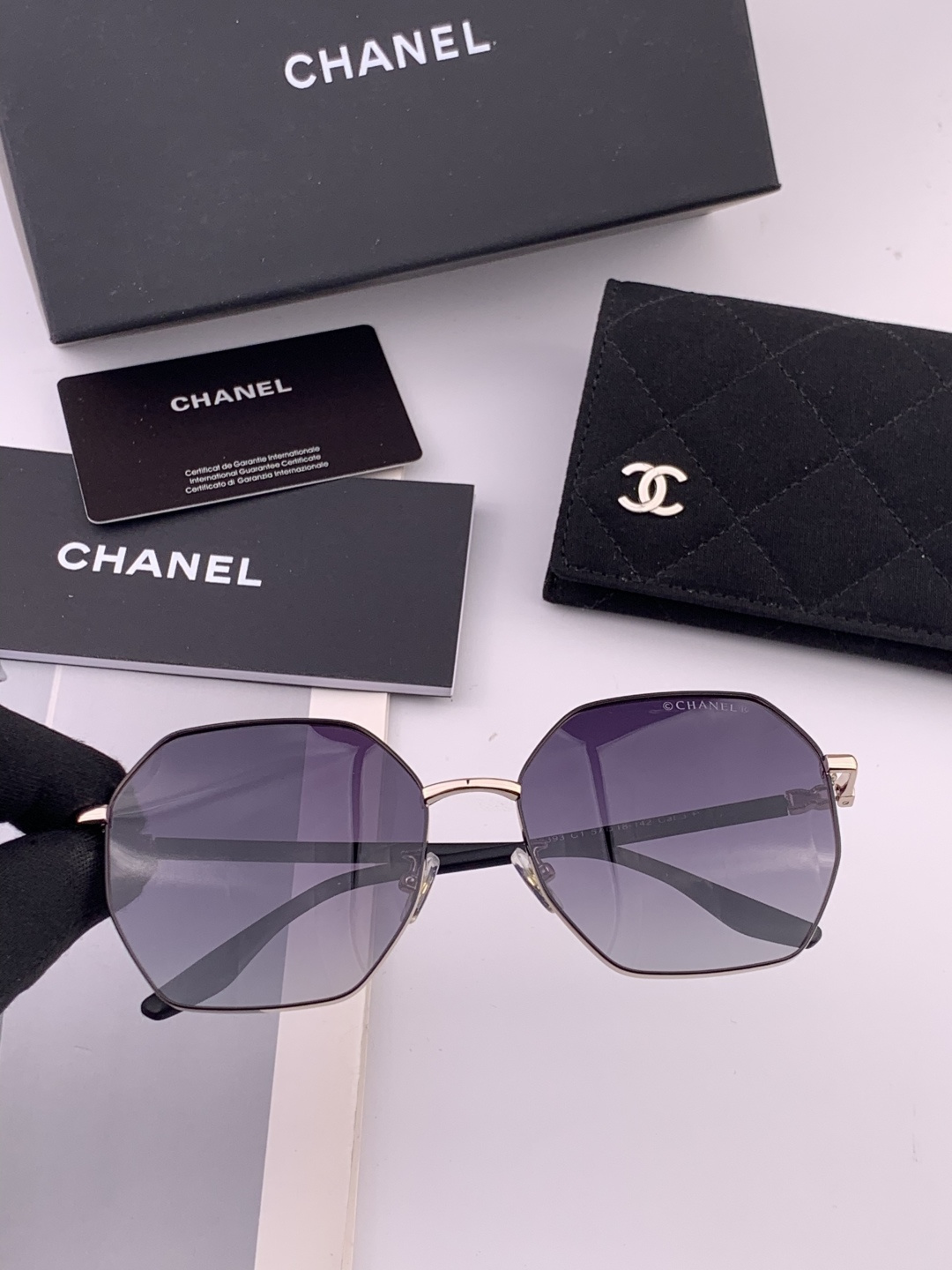 新品CHANEL 香奈儿太阳镜以独特魅力和前卫风格诠释春夏最新眼镜，质感超好佩带舒适 型号：CH3639