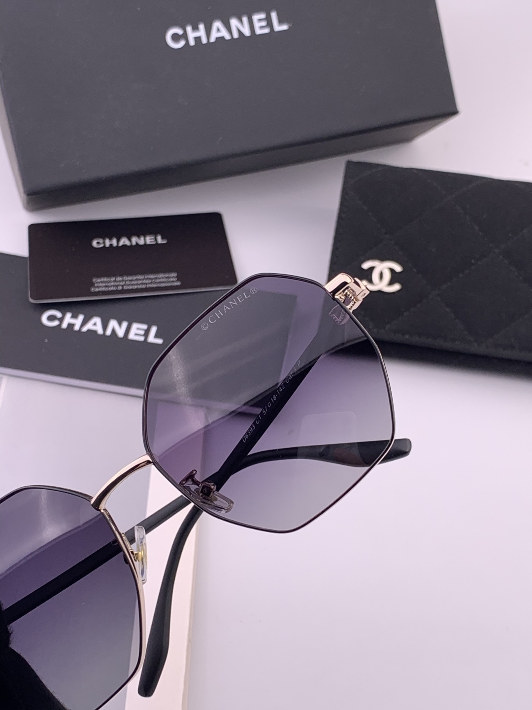 新品CHANEL 香奈儿太阳镜以独特魅力和前卫风格诠释春夏最新眼镜，质感超好佩带舒适 型号：CH3639