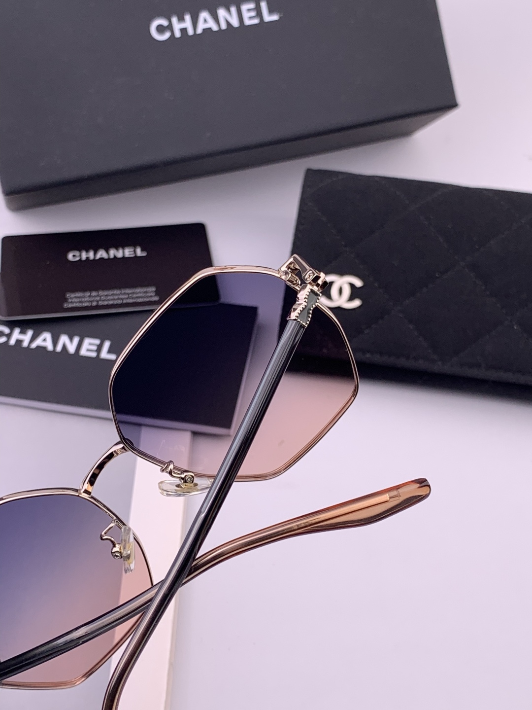 新品CHANEL 香奈儿太阳镜以独特魅力和前卫风格诠释春夏最新眼镜，质感超好佩带舒适 型号：CH3639