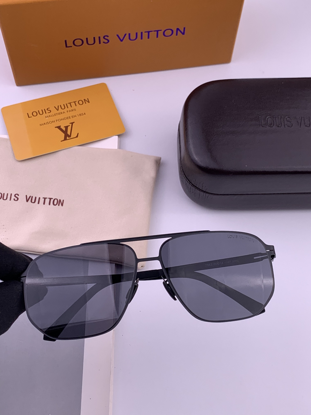 ♦️LV 新款男女情侣款太阳镜多边形墨镜iP电镀永不褪色 超轻超有弹性整幅眼镜无螺丝重要的是压不坏 高清