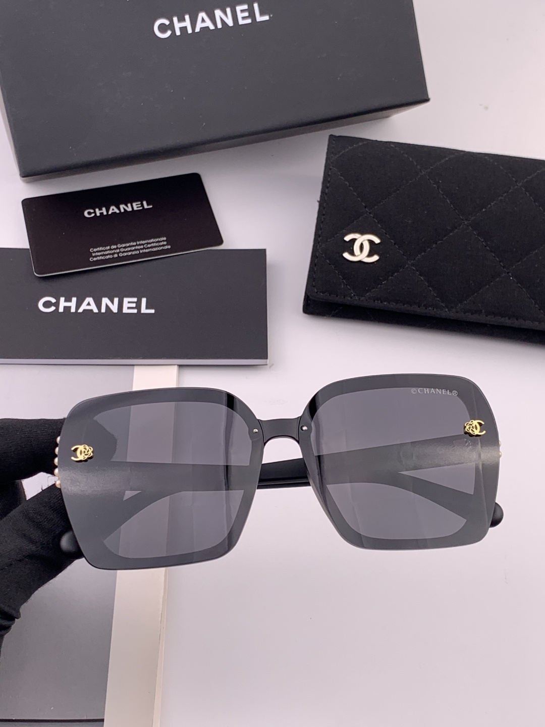 🔺CHANEL🔻官方早春新款，众多明星同款[色]香奈儿‼️‼️新款大框偏光墨镜 ，镜腿LOGO小珍珠🌈🌈