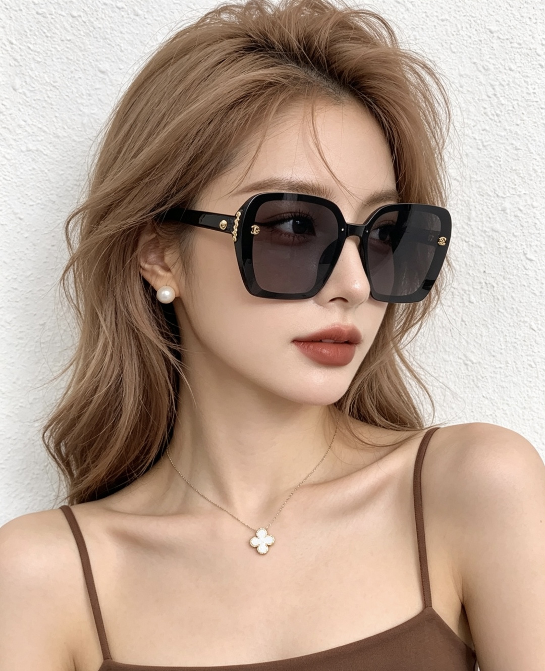 🔺CHANEL🔻官方早春新款，众多明星同款[色]香奈儿‼️‼️新款大框偏光墨镜 ，镜腿LOGO小珍珠🌈🌈