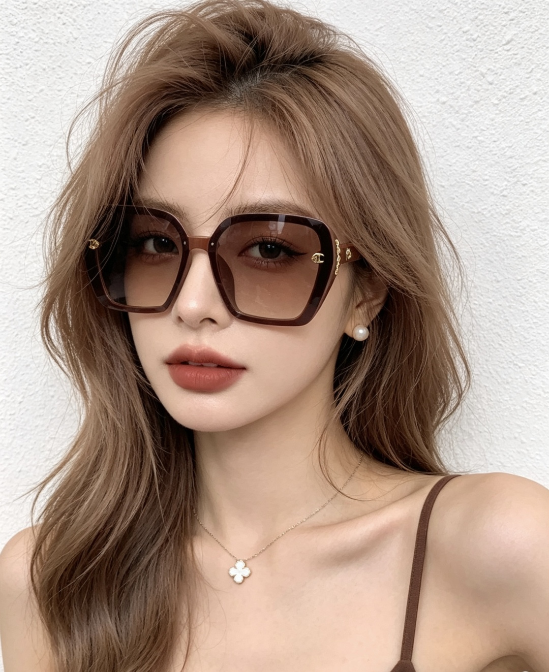 🔺CHANEL🔻官方早春新款，众多明星同款[色]香奈儿‼️‼️新款大框偏光墨镜 ，镜腿LOGO小珍珠🌈🌈
