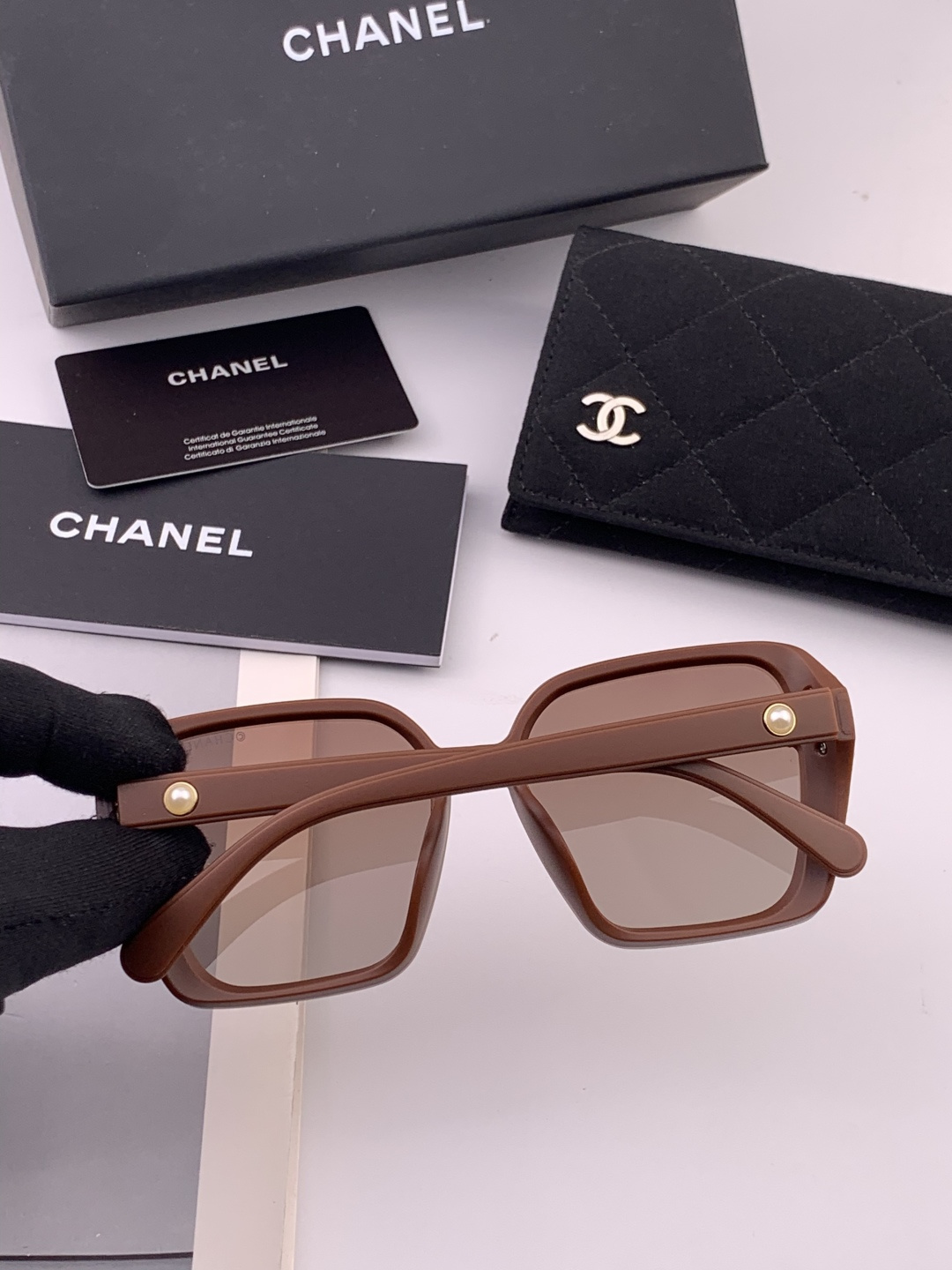 🔺CHANEL🔻官方早春新款，众多明星同款[色]香奈儿‼️‼️新款大框偏光墨镜 ，镜腿LOGO小珍珠🌈🌈