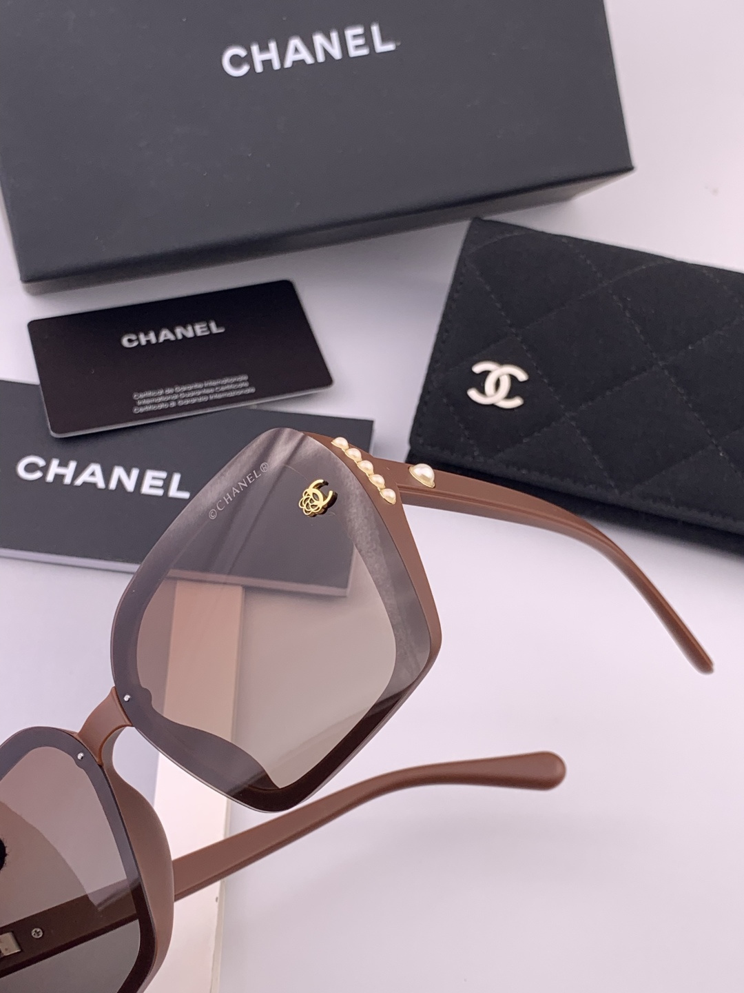 🔺CHANEL🔻官方早春新款，众多明星同款[色]香奈儿‼️‼️新款大框偏光墨镜 ，镜腿LOGO小珍珠🌈🌈