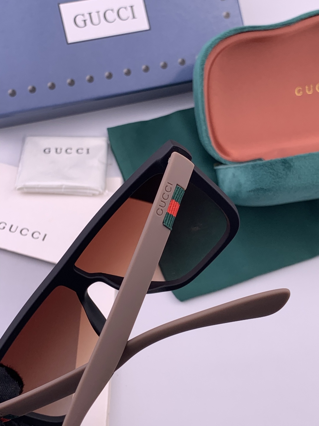 Gucci 。 高品质男女款墨镜 👍 。 开车钓鱼都可 。百搭显瘦墨镜韩版男士飞行员大框司机开车防紫外线