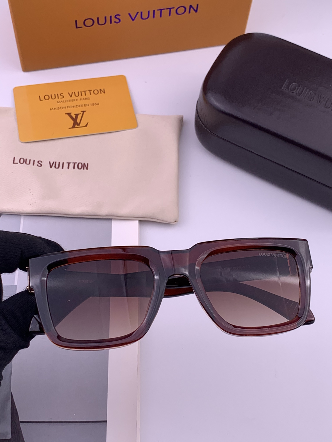 LV 新款女士方框太阳眼镜 开车墨镜 新款太阳镜 时尚大方 舒适轻盈 精致奢华 超轻 型号：L4443