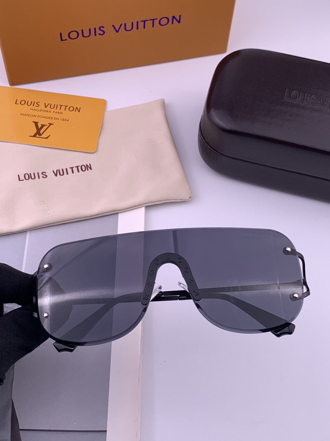 LV。高品质男女款”太阳镜。 开车钓鱼都可。百搭显瘦墨镜韩版男士飞行员大框司机开车防紫外线太阳镜，型号：