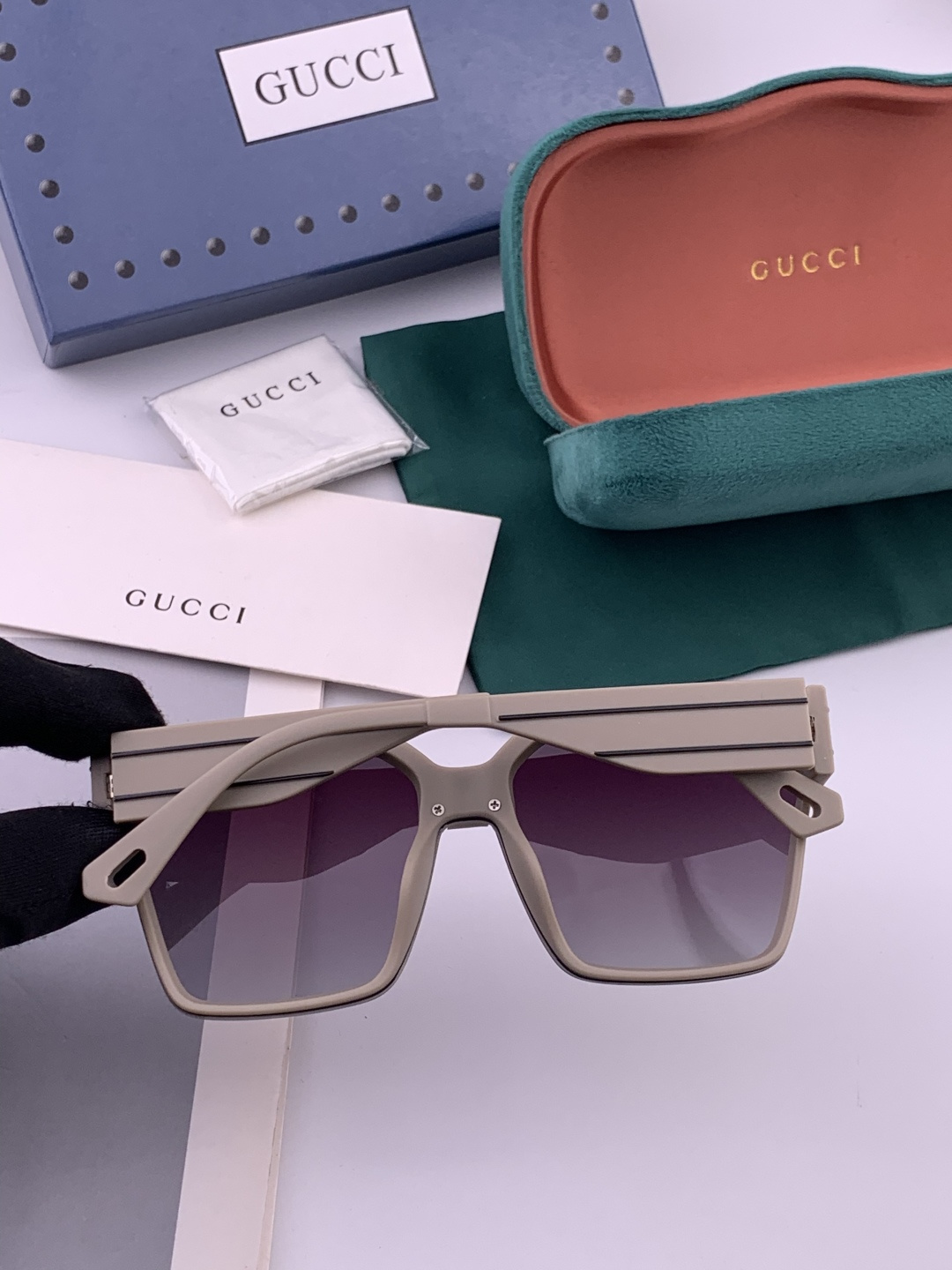 GUCCI 开春新款 最新款方框太阳镜 各路网红纷纷带起气场满分‼️ 俏皮甜美.上脸效果更佳.金属质感超