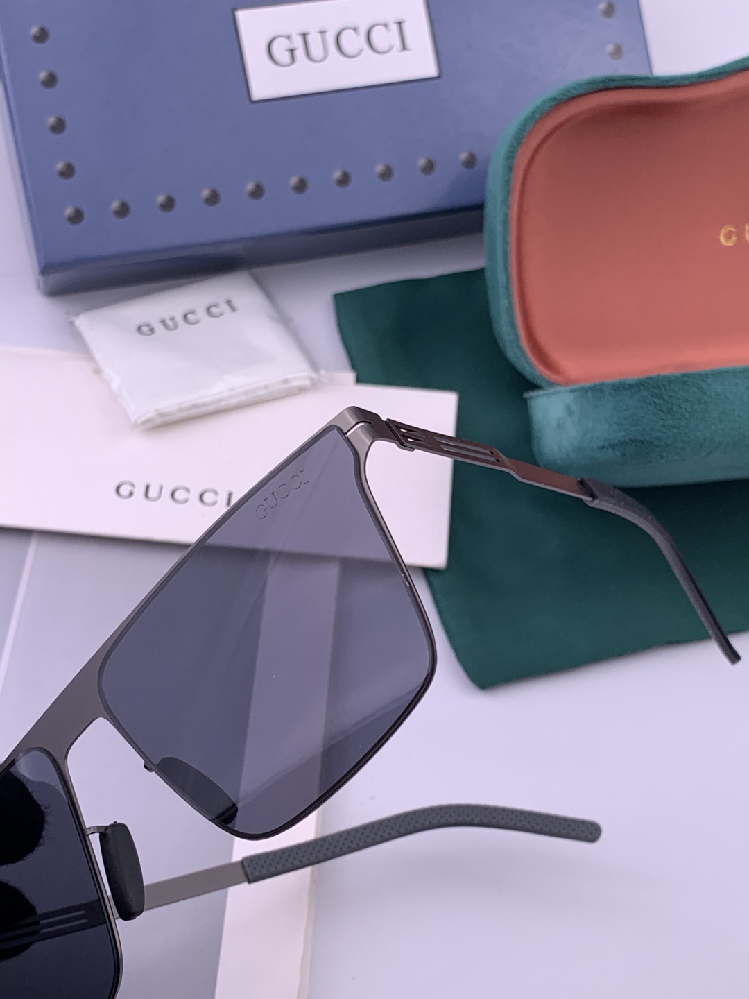 ♦️ GUCCI 新款男女情侣款太阳镜多边形墨镜iP电镀永不褪色 超轻超有弹性整幅眼镜无螺丝重要的是压不