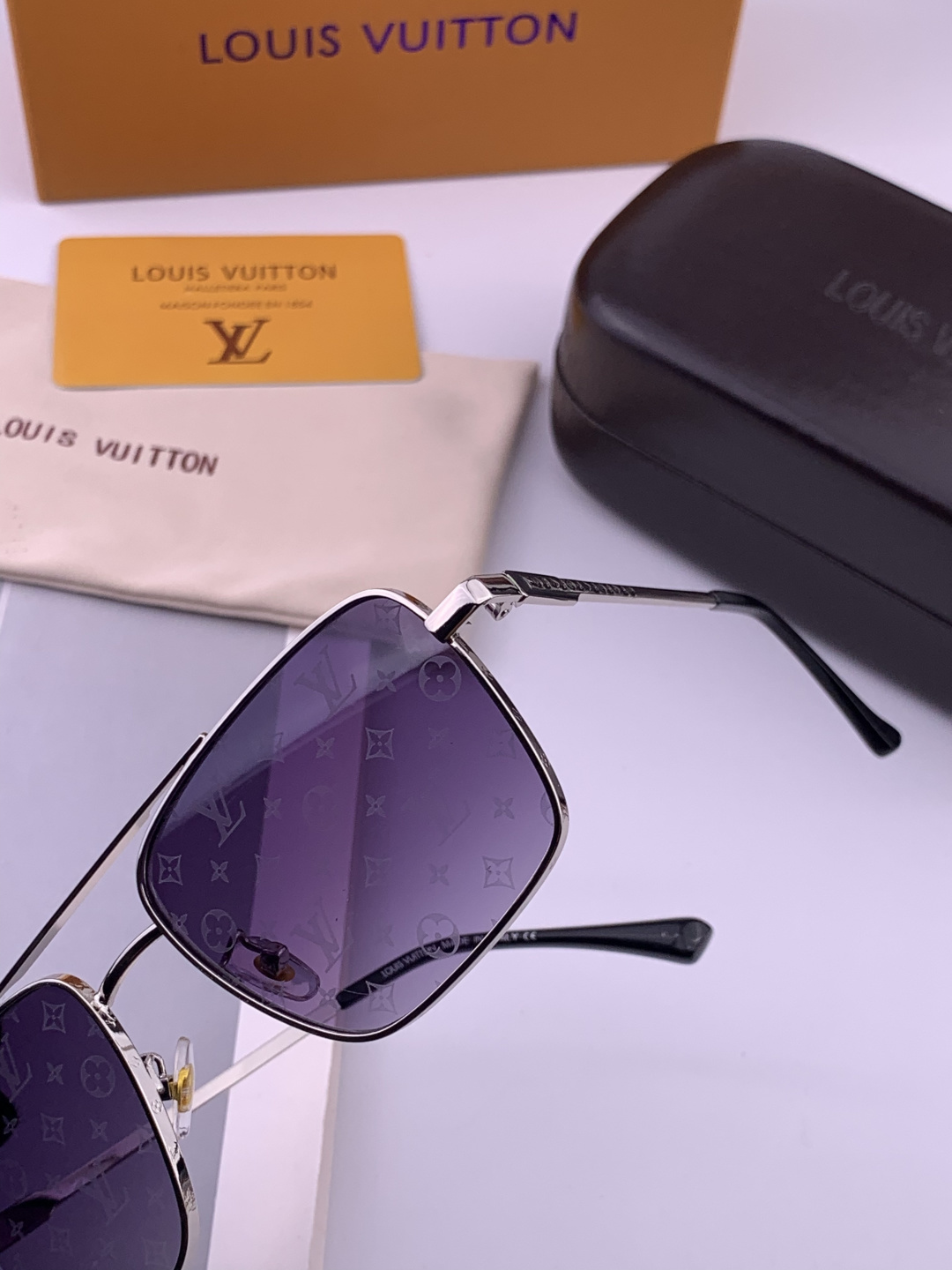 LV。高品质男女款”太阳镜。 开车钓鱼都可。百搭显瘦墨镜韩版男士飞行员大框司机开车防紫外线太阳镜，型号：