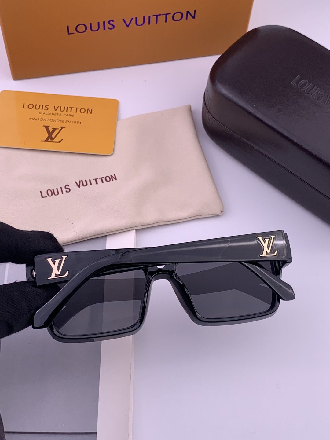 LV。高品质男女款”太阳镜。 开车钓鱼都可。百搭显瘦墨镜韩版男士飞行员大框司机开车防紫外线太阳镜，型号：