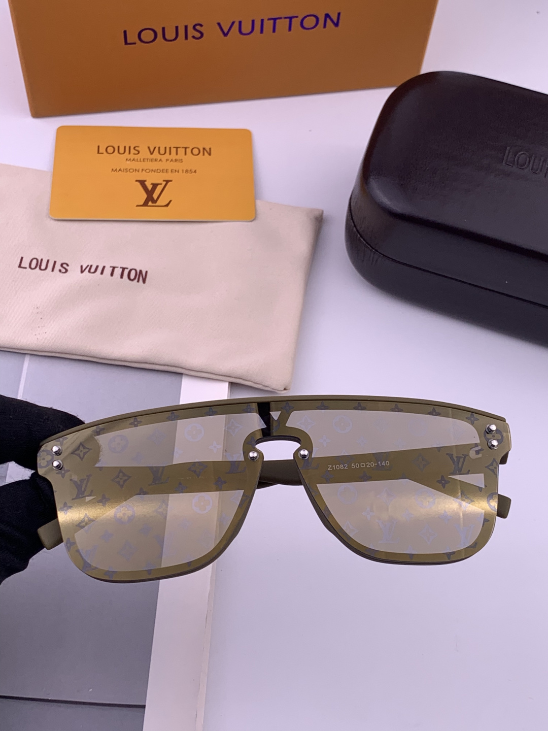 LV。高品质男女款”太阳镜。 开车钓鱼都可。百搭显瘦墨镜韩版男士飞行员大框司机开车防紫外线太阳镜，型号：