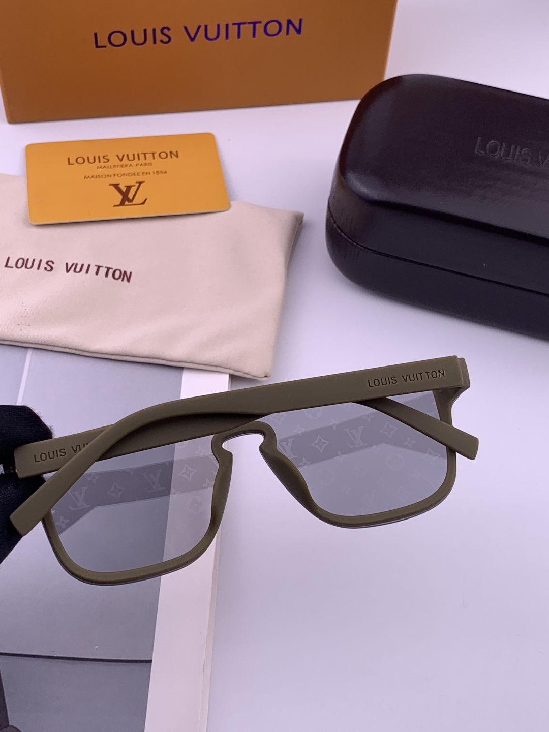 LV。高品质男女款”太阳镜。 开车钓鱼都可。百搭显瘦墨镜韩版男士飞行员大框司机开车防紫外线太阳镜，型号：