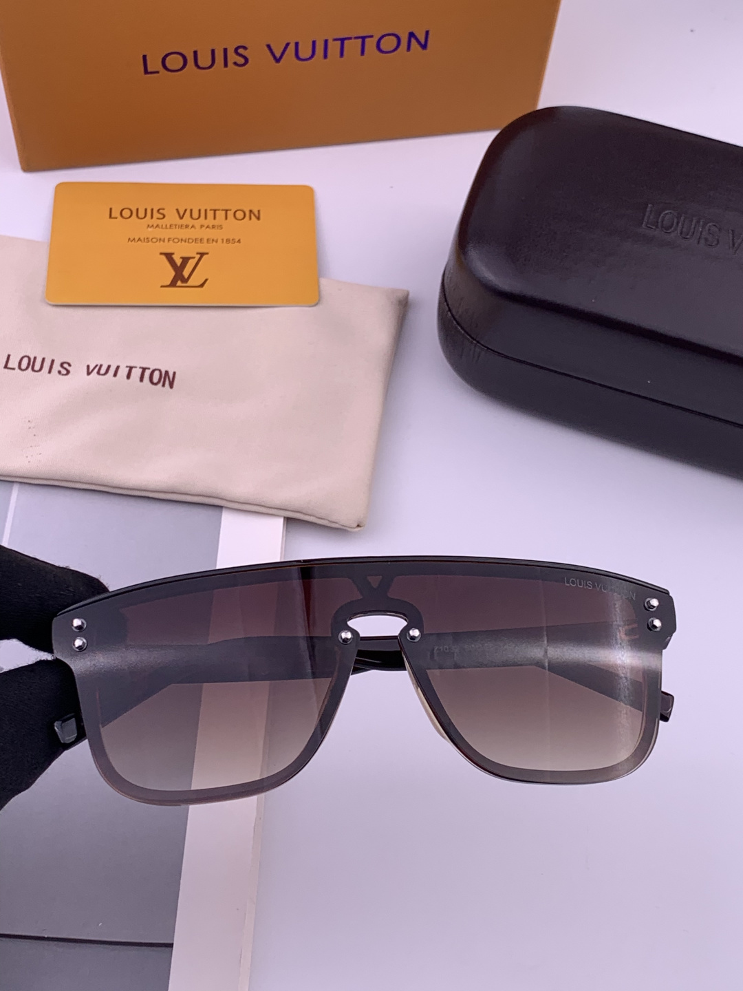 LV。高品质男女款”太阳镜。 开车钓鱼都可。百搭显瘦墨镜韩版男士飞行员大框司机开车防紫外线太阳镜，型号：