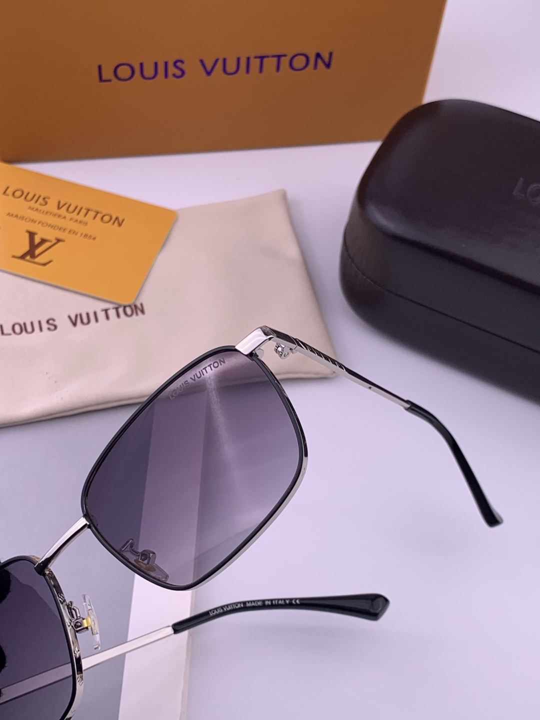 LV。高品质男女款”太阳镜。 开车钓鱼都可。百搭显瘦墨镜韩版男士飞行员大框司机开车防紫外线太阳镜，型号：