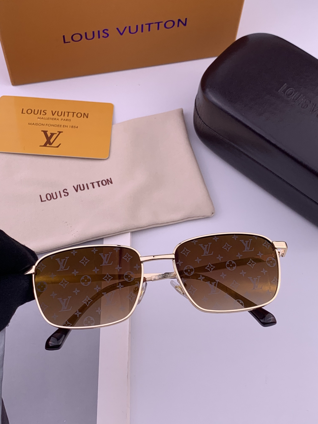 LV。高品质男女款”太阳镜。 开车钓鱼都可。百搭显瘦墨镜韩版男士飞行员大框司机开车防紫外线太阳镜，型号：