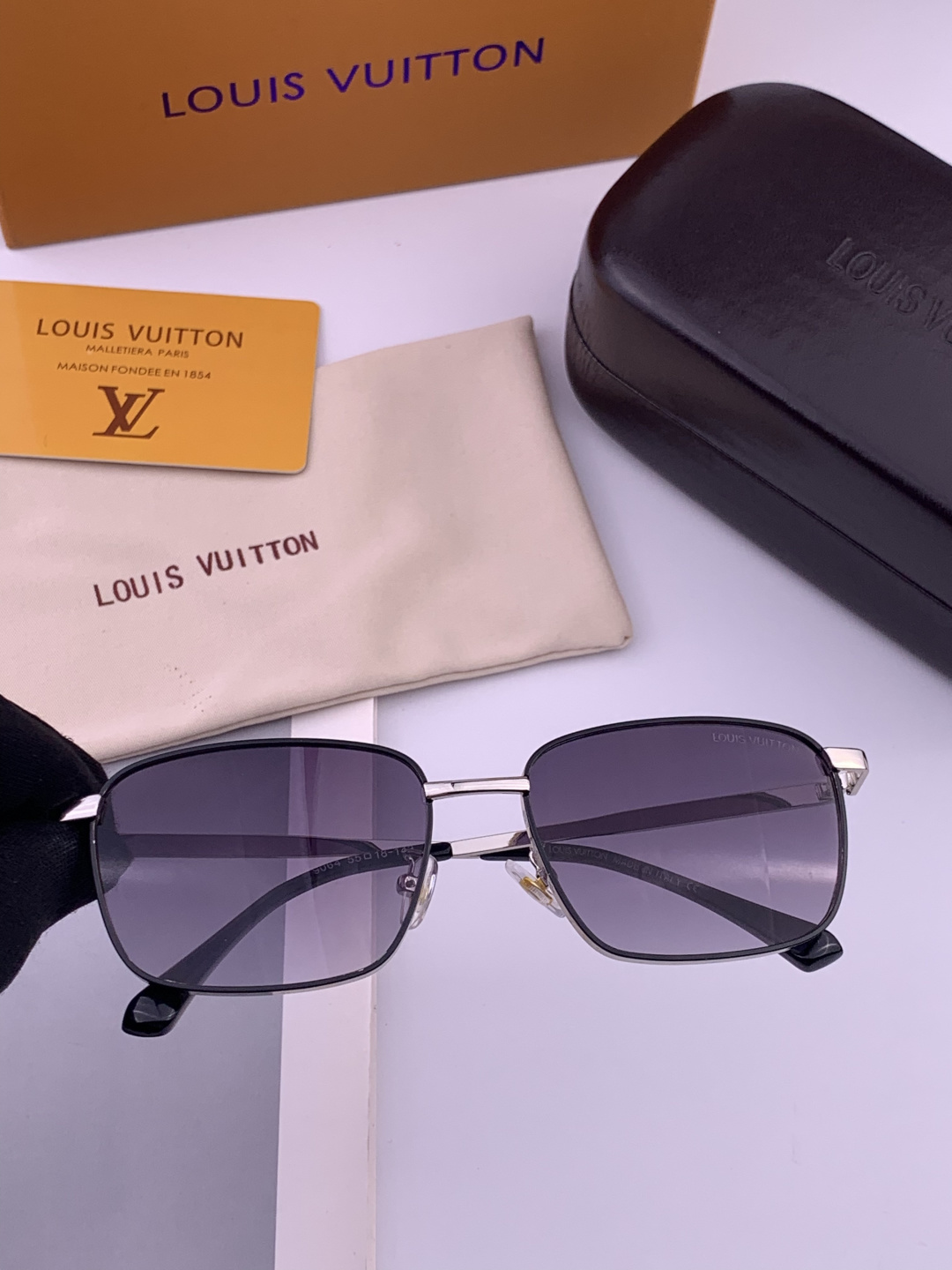 LV。高品质男女款”太阳镜。 开车钓鱼都可。百搭显瘦墨镜韩版男士飞行员大框司机开车防紫外线太阳镜，型号：