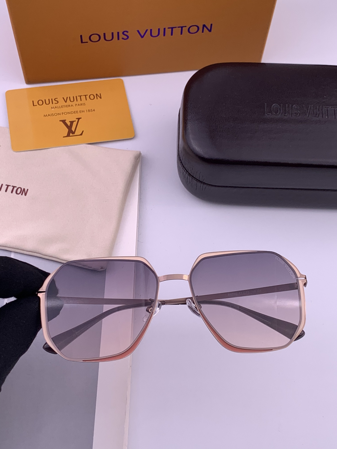 Lv 。 高品质男女款墨镜 👍 尼龙偏光镜片 。 开车钓鱼都可 。百搭显瘦墨镜韩版大框司机开车防紫外线太