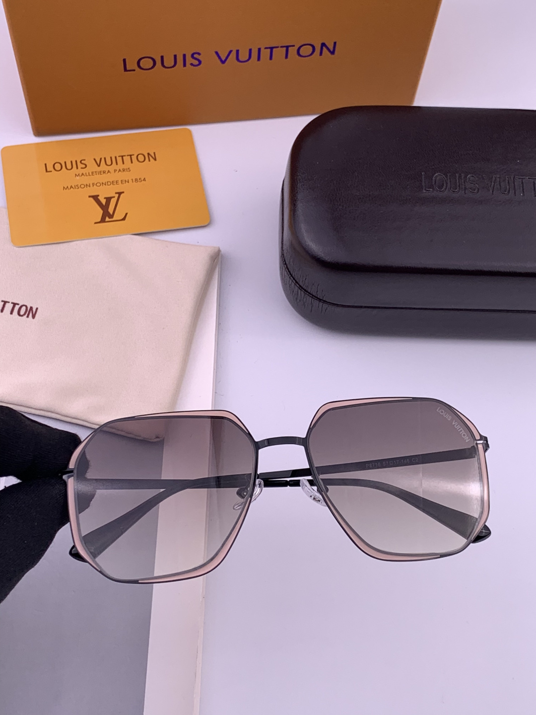 Lv 。 高品质男女款墨镜 👍 尼龙偏光镜片 。 开车钓鱼都可 。百搭显瘦墨镜韩版大框司机开车防紫外线太