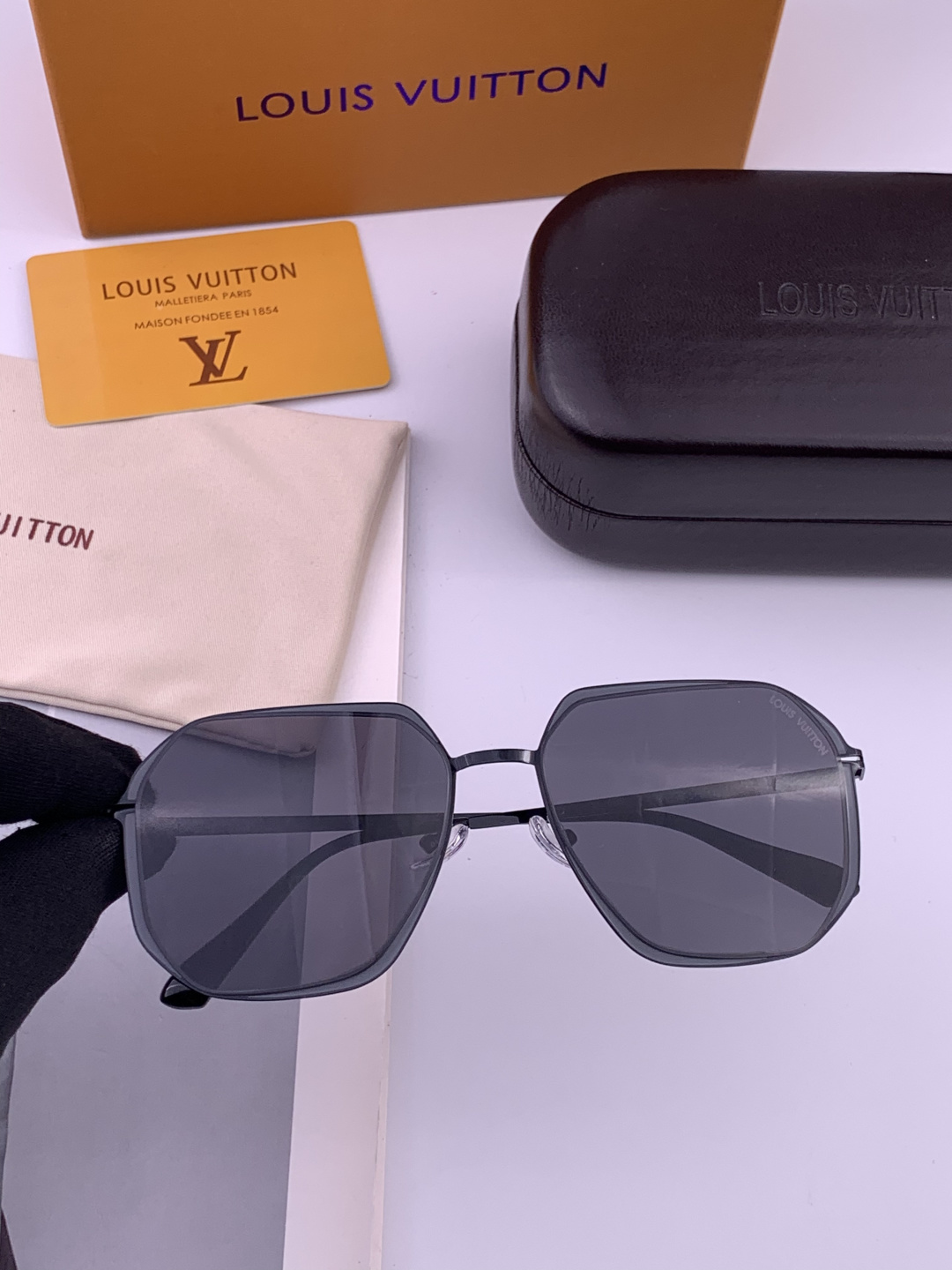 Lv 。 高品质男女款墨镜 👍 尼龙偏光镜片 。 开车钓鱼都可 。百搭显瘦墨镜韩版大框司机开车防紫外线太