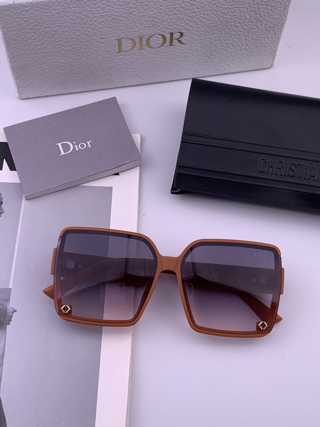 🔺 【DIOR-迪奥】开春新款 潮流爆款 时尚方框偏光太阳镜 高品质 佩戴舒适 网红潮款墨镜 女士高清尼