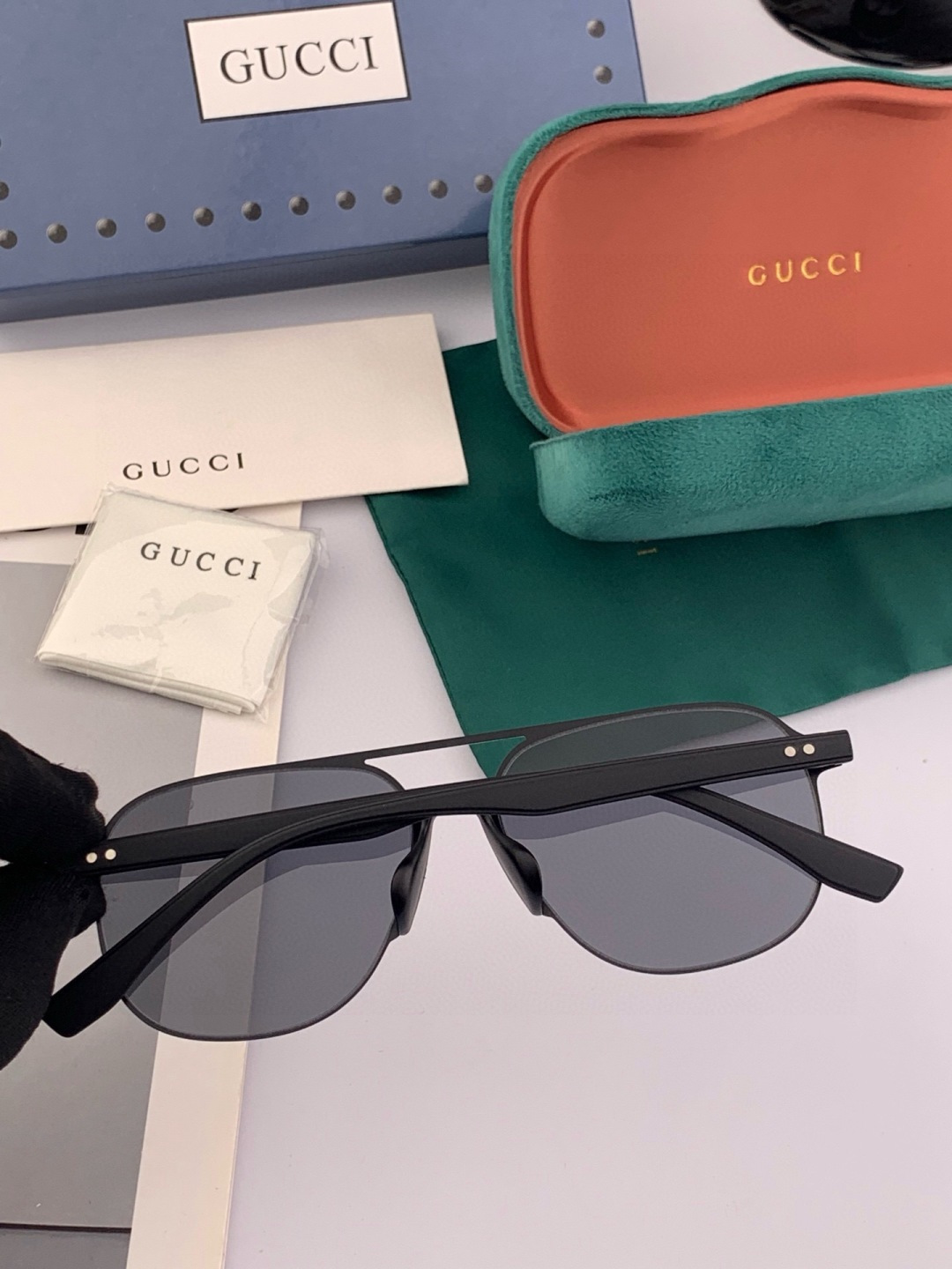 GUCCI 男款炫彩飞行员偏光太阳镜 ❤️材质：高清尼龙加厚卡槽高清偏光镜片 🌹无边框镜架💕颜👍型号：G