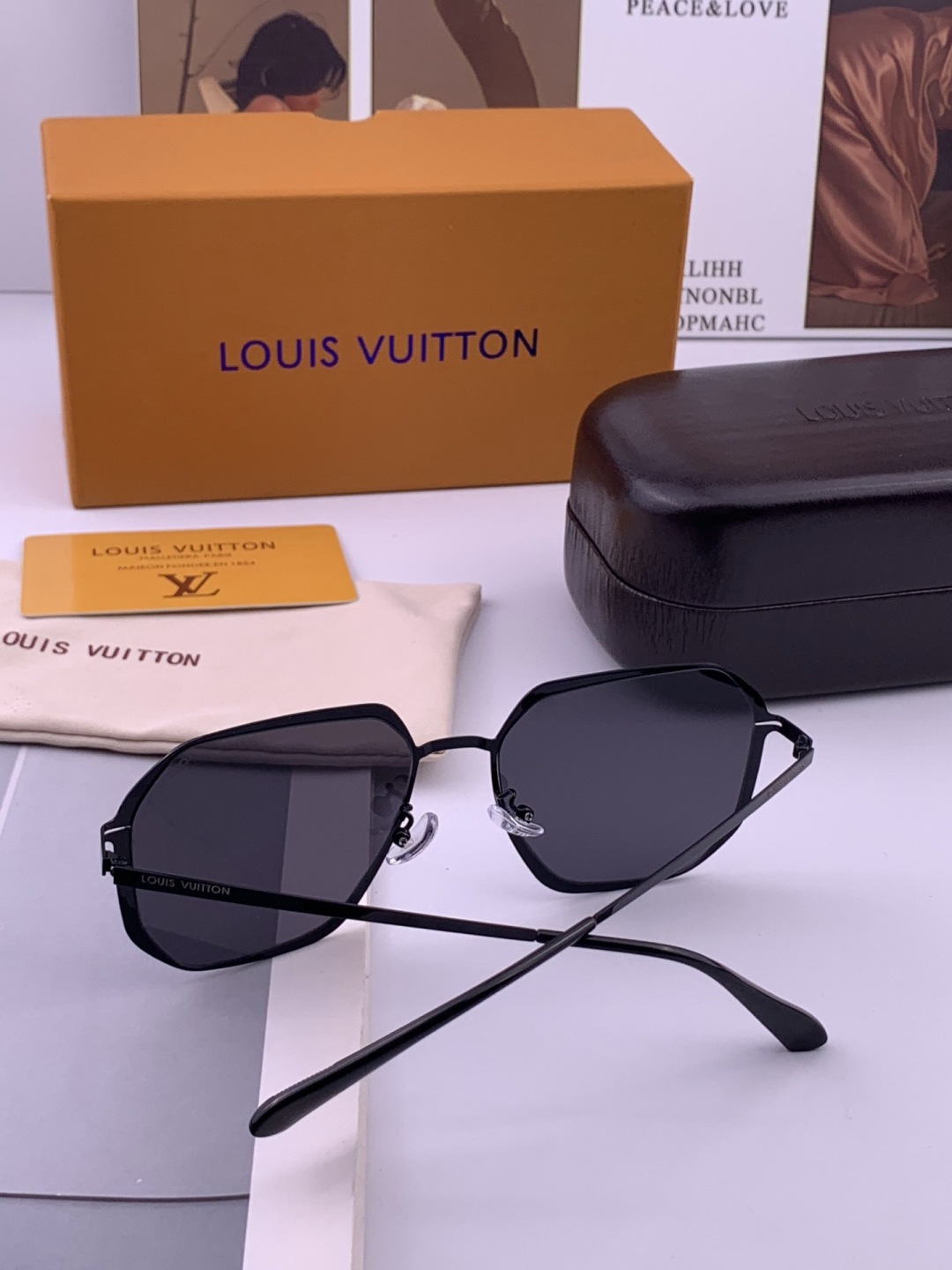 Lv 🔥  高品质男女款墨镜   👍 尼龙偏光镜片  🔥 开车钓鱼都可 🔥百搭显瘦墨镜韩版大框司机开车防