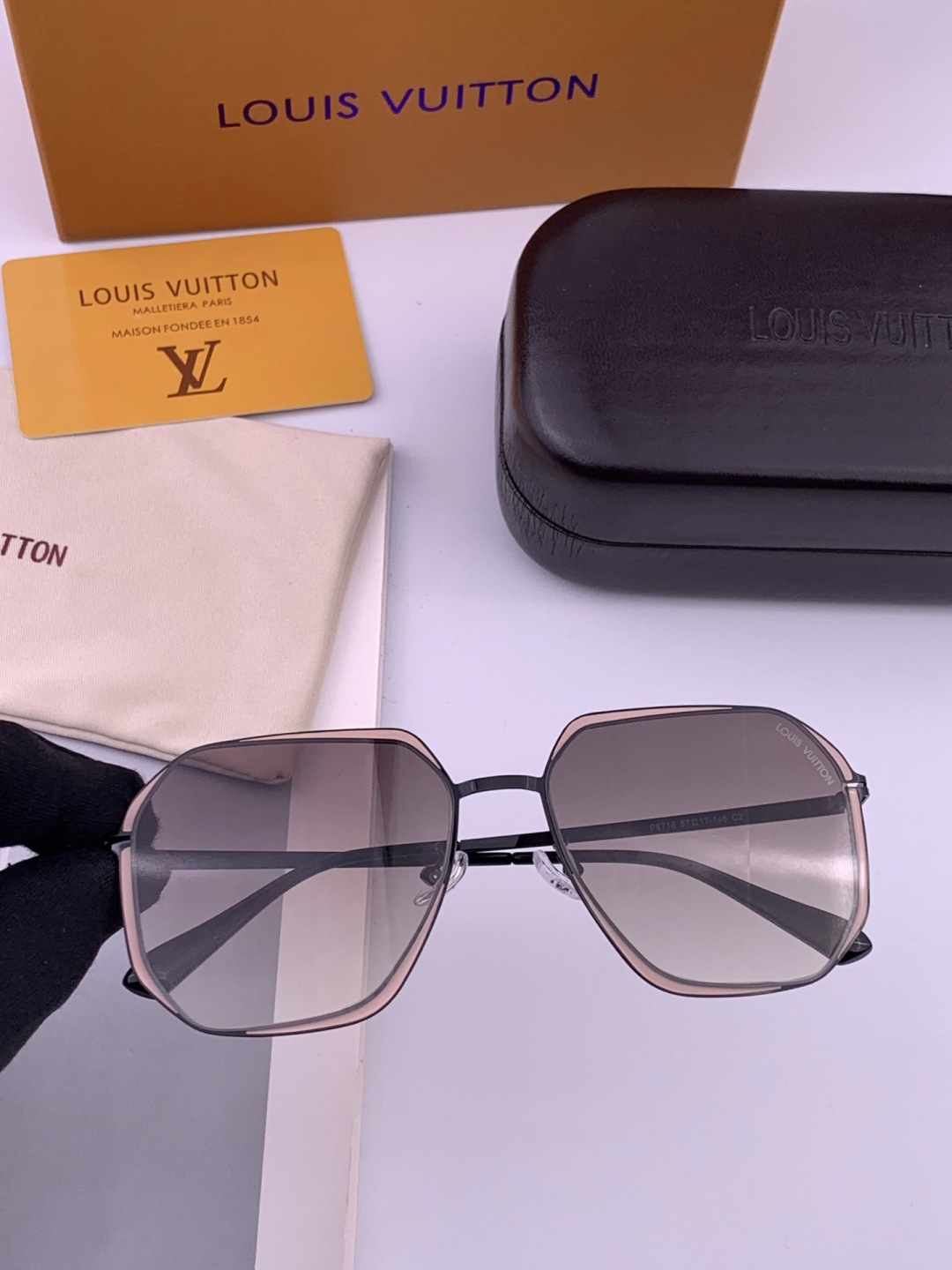 Lv 🔥  高品质男女款墨镜   👍 尼龙偏光镜片  🔥 开车钓鱼都可 🔥百搭显瘦墨镜韩版大框司机开车防