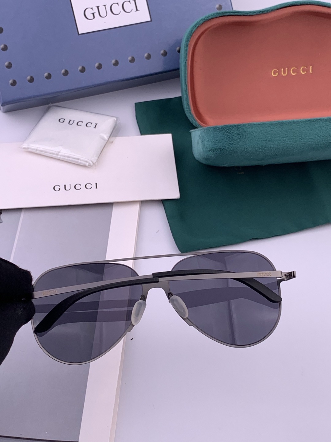 Gucci 春夏新款超轻无螺丝压不坏系列情侣款太阳镜高清尼龙镜片🦅完美品质，适合各种脸型，经典太阳镜亮相