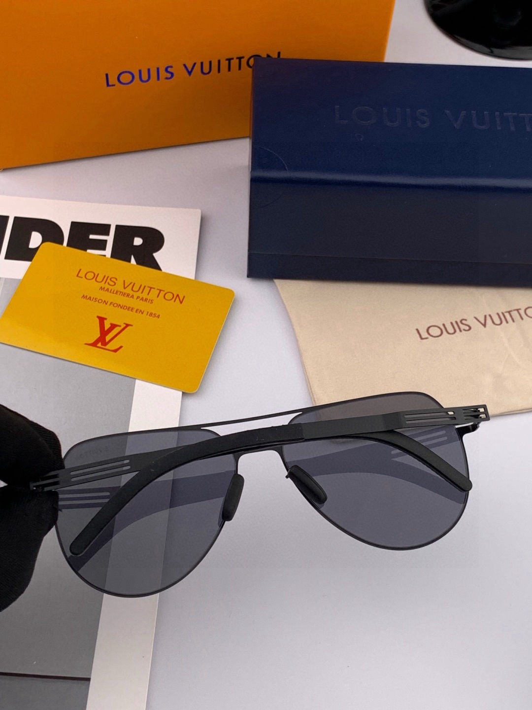 ♦️LV 新款男女情侣款太阳镜多边形墨镜iP电镀永不褪色 超轻超有弹性整幅眼镜无螺丝重要的是压不坏 高清