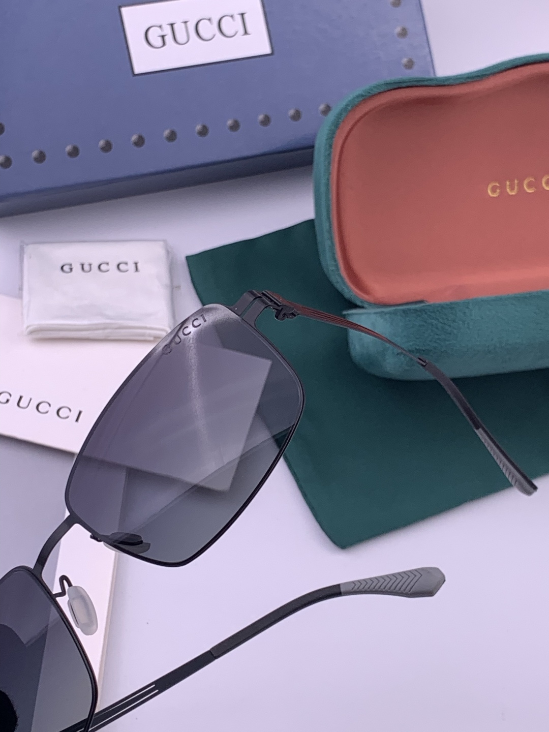 GUCCI 男款炫彩飞行员偏光太阳镜 ❤️材质：高清尼龙加厚卡槽高清偏光镜片 🌹无边框镜架💕颜👍型号：G