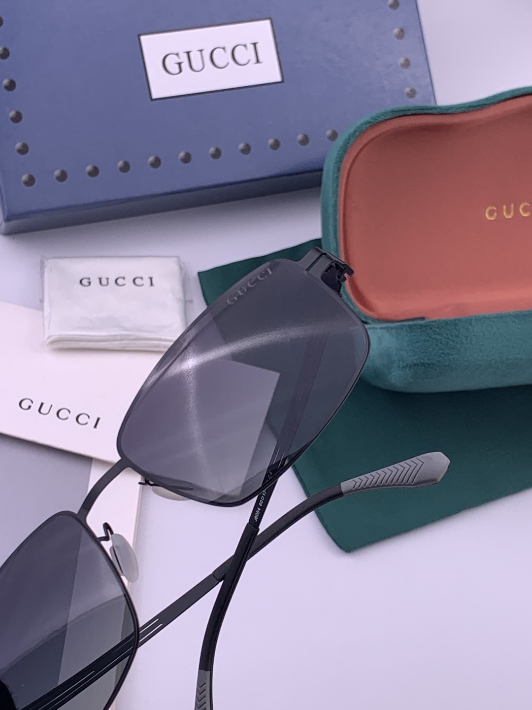 GUCCI 男款炫彩飞行员偏光太阳镜 ❤️材质：高清尼龙加厚卡槽高清偏光镜片 🌹无边框镜架💕颜👍型号：G