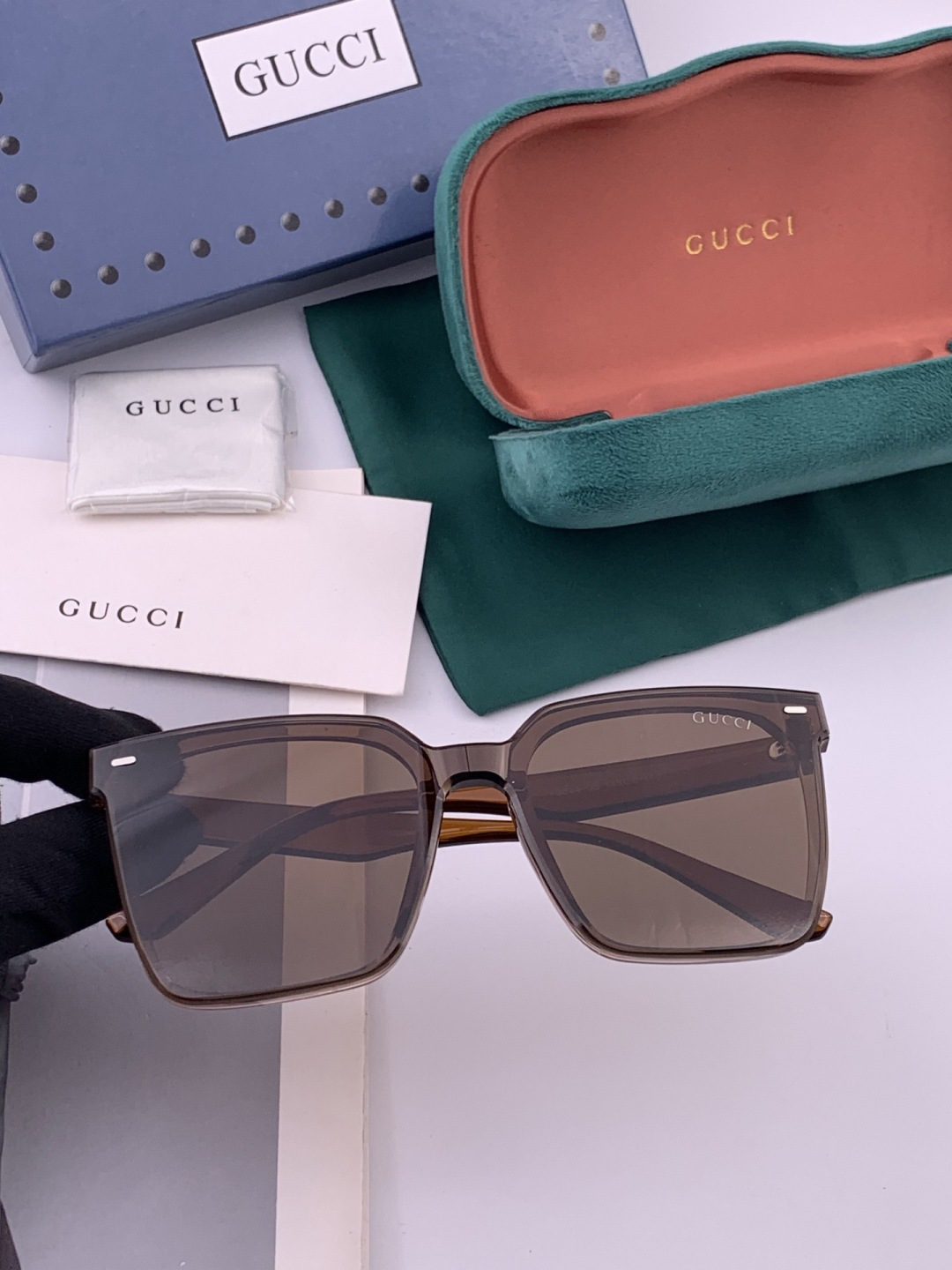 Gucci   情侣款 经典的方框设计，不挑脸型，无论搭配大衣还是连衣裙都非常显气质高清偏光镜片预防紫外